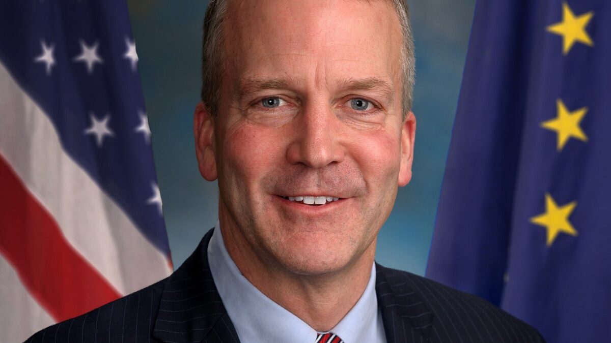 Official portrait of U.S. Sen. Dan Sullivan of Alaska