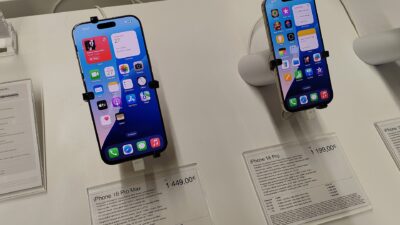 Two iPhone 16 Pro models on display stands in a retail store